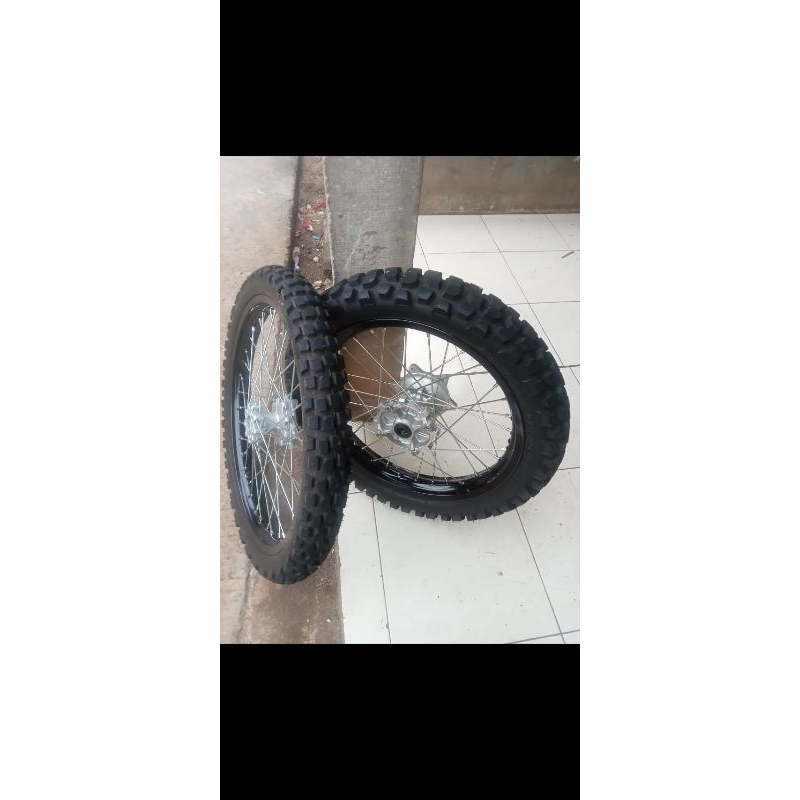 Ban CRF second ORI bawaan motor bisa nego