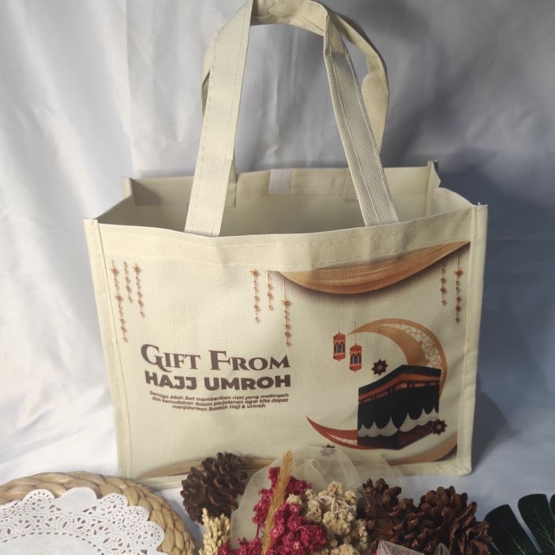 

tas kemasan oleh oleh haji dan umroh ukuran 20x25x13 cm bahan polyester