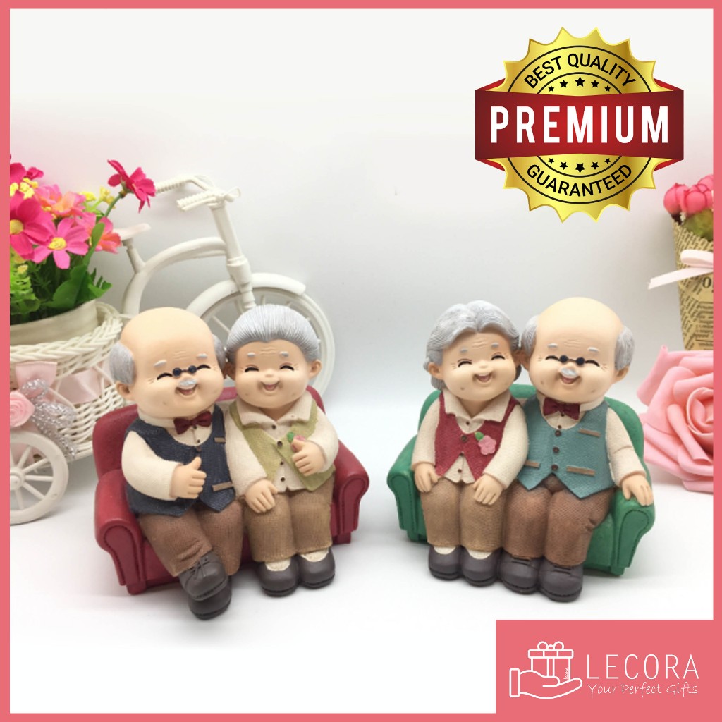 [ LECORA ] Patung Dekorasi Pajangan Kakek Nenek Orang Tua Couple Masa Tua Kado Souvenir Pernikahan
