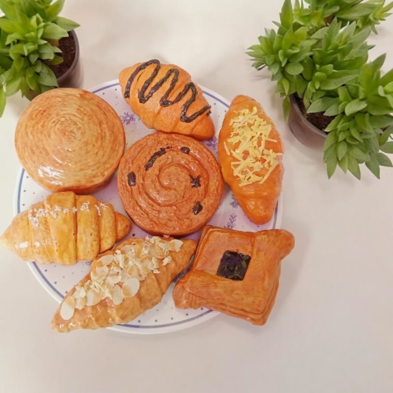 replika makanan roti Puff Pastry dan Danish Pastry Cromboloni croissant Kue Eropa yang Mendunia Crom
