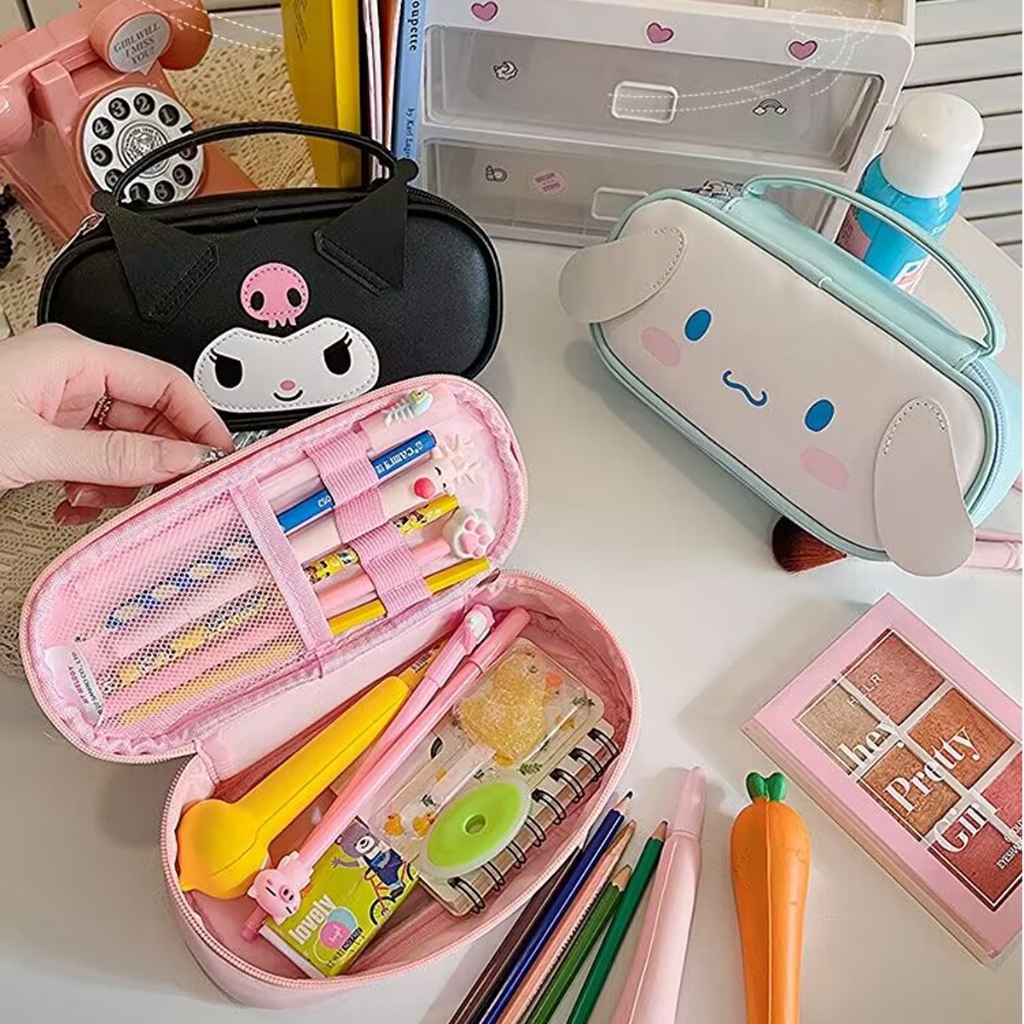 

TEMPAT PENSIL PREMIUM SANRIO BAHAN PU / PENCIL CASE SANRIO / TEMPAT ALAT TULIS ANAK SEKOLAH BAHAN KULIT PU / KOTAK PENYIMPAN KUAS ALAT KOSMETIK DLL / COSMETIC POUCH