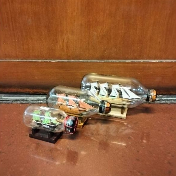 Miniatur kapal pinisi di dalam botol ukuran kecil, sedang, besar / souvenir jogja