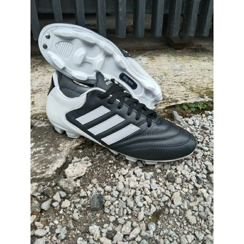 sepatu bola kulit sapi