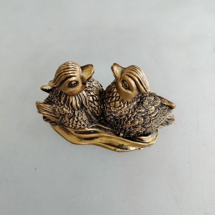sepasang bebek mandarin yuan yang motif warna kuningan
