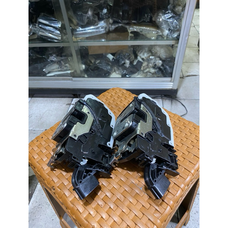 Doorlock mobil nissa livina barang original