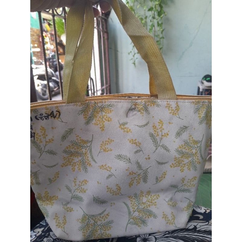 tas bekal kotak makan motif daun ada aluminium foil preloved.