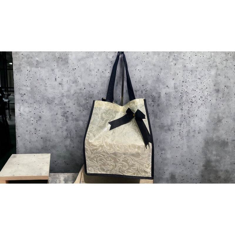 

(1 Lusin = 12 Pcs) Tas Hajatan Motif Pita 22x22 cm Tinggi 30 cm / Tas Nasi Kotak / Tas Spunbond / Goodie Bag / Tas Aqiqahan / Tas Berkatan / Tas Box Nasi
