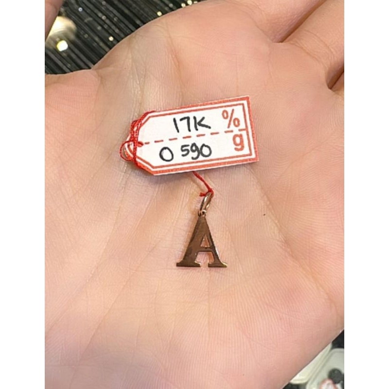 Liontin emas 75 huruf A