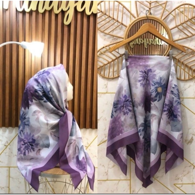 HIJAB SEGI EMPAT MOTIF BUNGA UNGU KERUDUNG VOAL SUBLIME