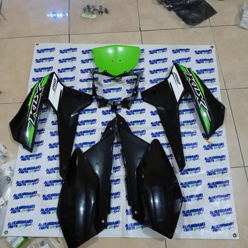 SHROUD SAYAP TENGKI BODY DEPAN KLX 250 DTRACKER 250 HITAM LIST HIJAU ORIGINAL