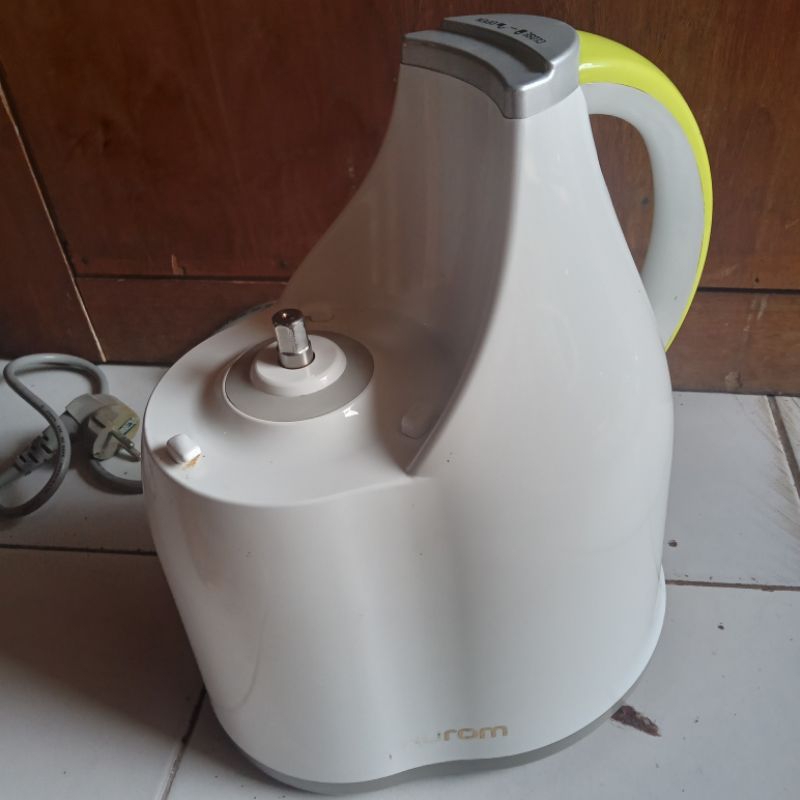 Hurom HU-200 Slow Juicer
