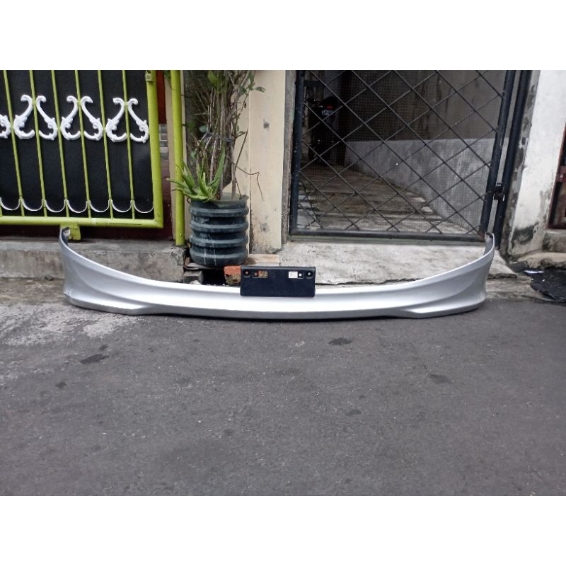 Aksesori bodi depan mobil Daihatsu Luxio kondisi bekas siap cat ulang