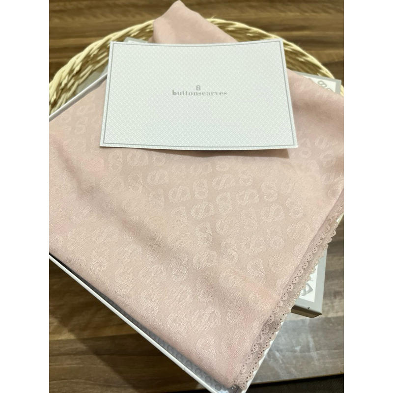 buttonscarvea everyday tapis embossed pale pink