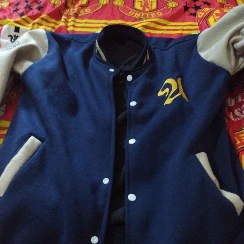 Jaket varsity bekas