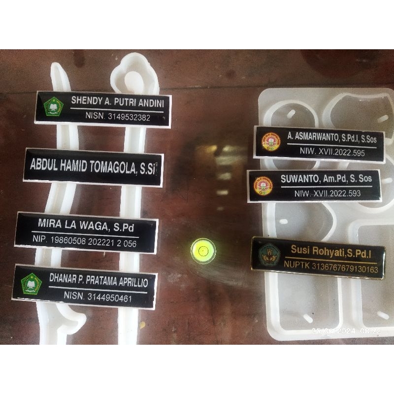 

Nametag Akrilik / Kuningan