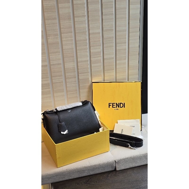 TAS SELEMPANG WANITA BRANDED FENDI BTW LEATHER LOGO SLING SHOULDER BAG