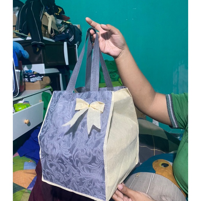 

KP8 1 LUSIN 12 PCS GOODIE BAG TAS HAJATAN EMBOS PITA 22x22 TINGGI 3 CM TAS HAJATAN SPUNBOND TAS HAJATAN SERUT TAS HAJATAN NASI BOX TAS BELANJA TAS NASI KOTAK TAS NASI BOX TAS WALIMAH TAS SPUNBOND
