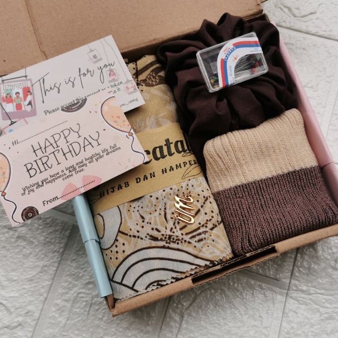 

Mega HAMPERS HIJAB JILBAB SEGIEMPAT MOTIF GIFT BOX KADO ULANG TAHUN CEWEK KADO PERNIKAHAN HAMPERS LEBARAN