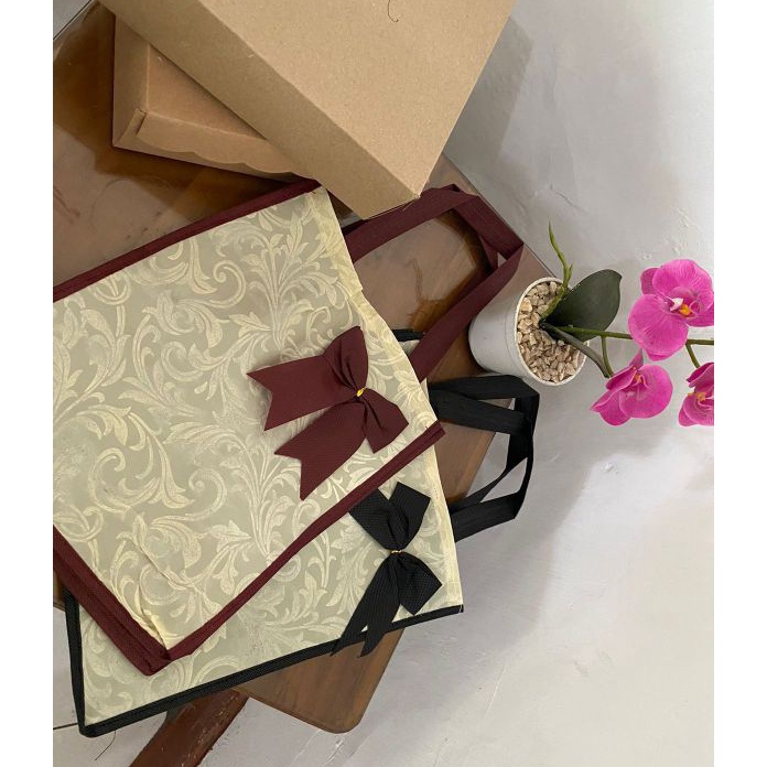 

Premium 1 LUSIN 12 PCS Tas Hajatan Embos Pita 22x22 cm Tas Nasi Box Tas Spunbond Tas Belanja