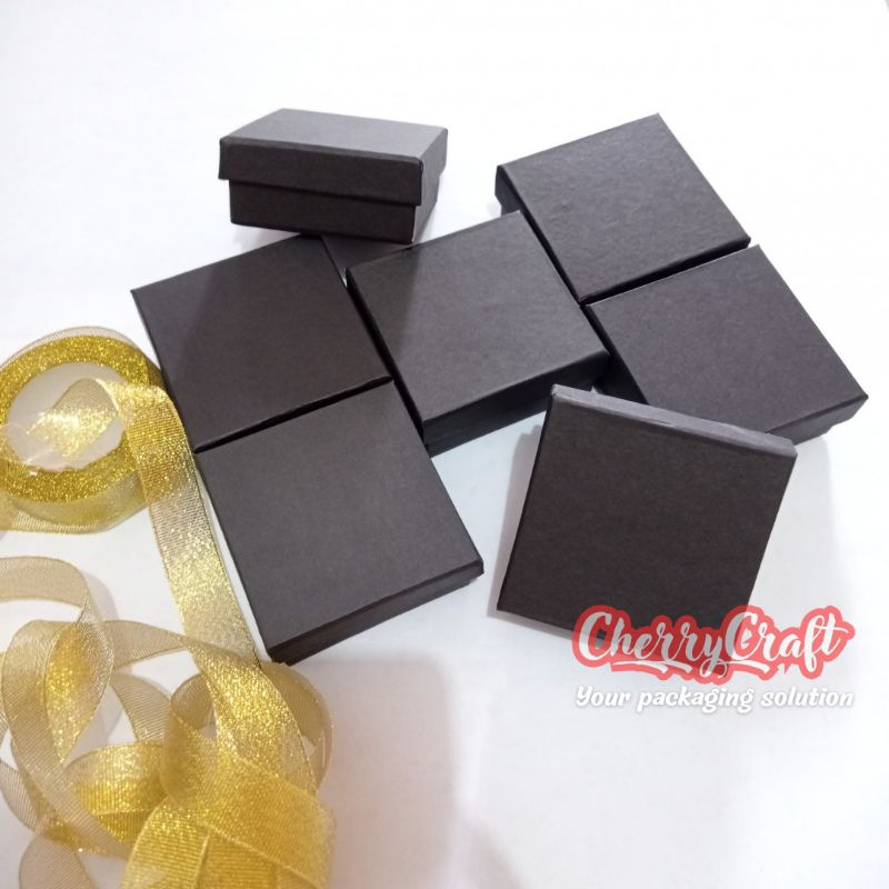 

Kotak Kado sovenir 7x7x3 hitam cover dalam putih