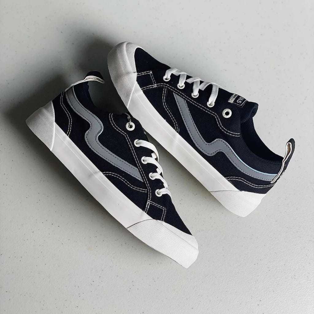 Patrobas glaer low sepatu hitam putih original