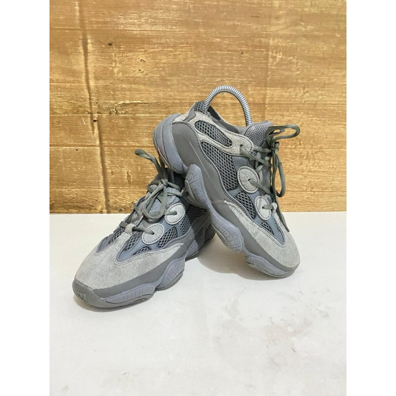 96. Sepatu A1id4s Yeezy 500 Granite. Size 38