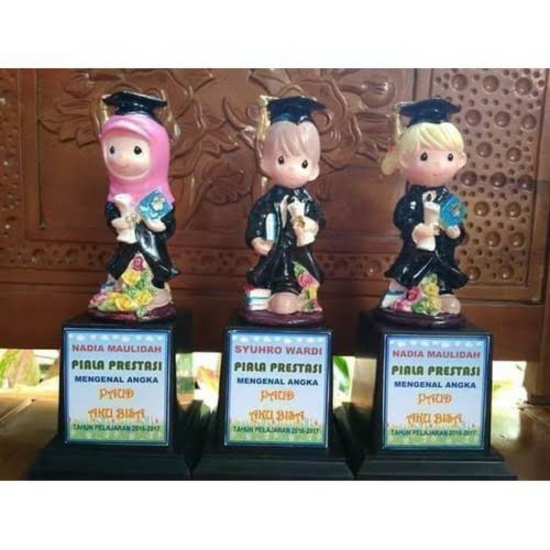 piala patung wisuda