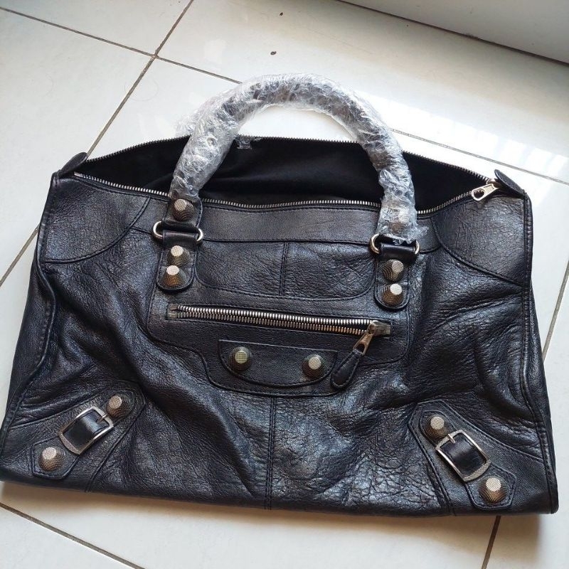 preloved balenciaga hitam