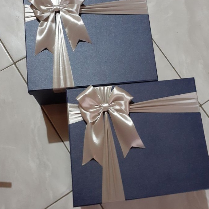 

KF7 Kotak Kado Hadiah Navy Pita Silver Size Jumbo Size Bisa Custom Pilih warna dikatalog 5