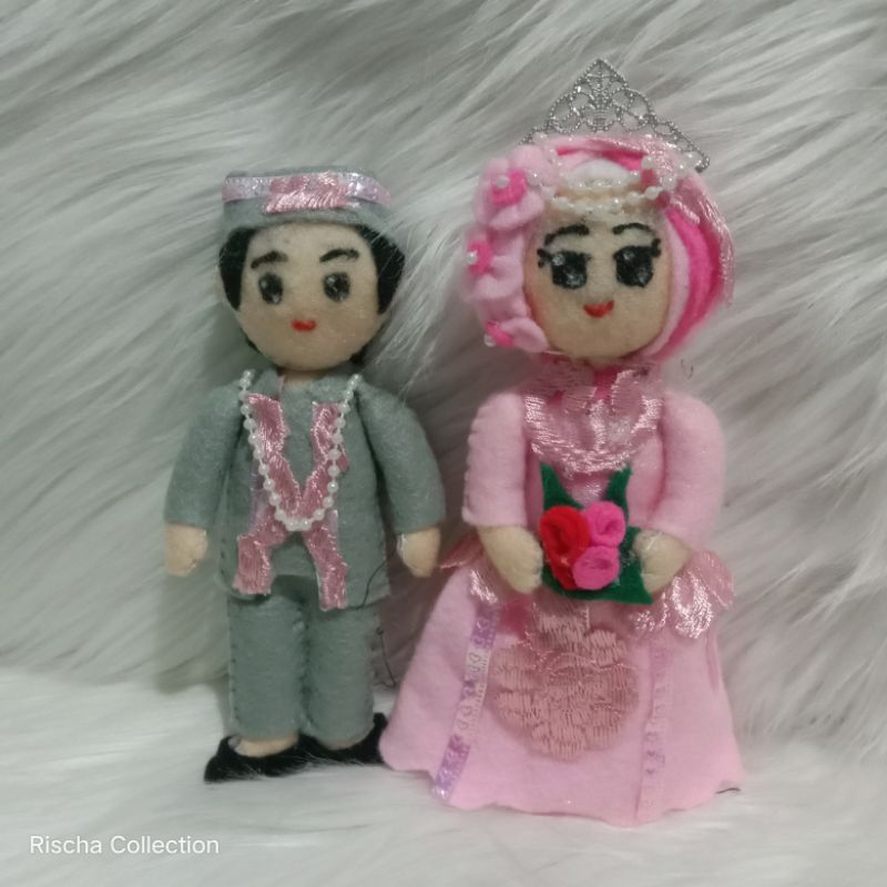 sepasang boneka pengantin muslim