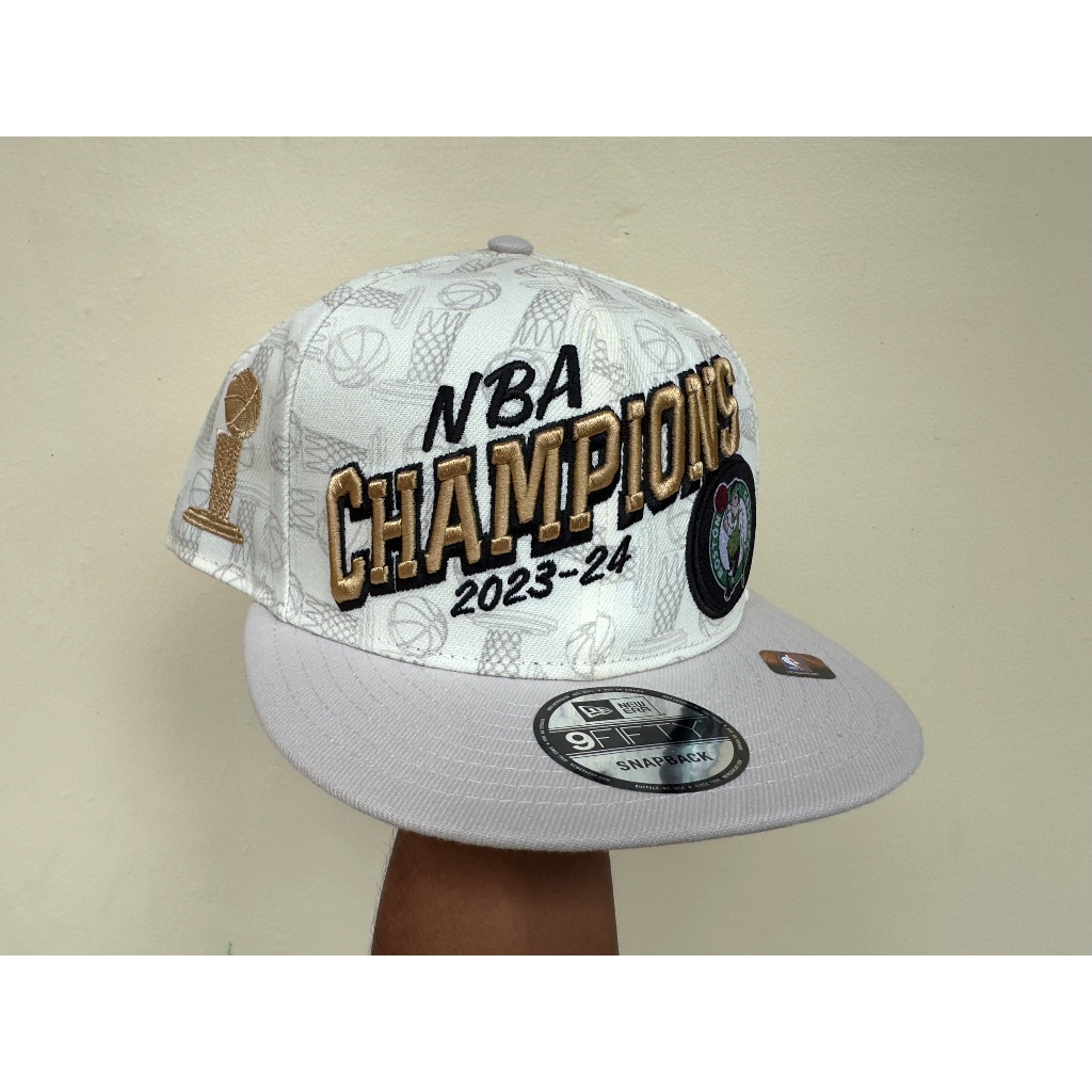 Topi New Era 9Fifty Boston Celtics 2024 NBA Champions Chrome White Snapback Cap