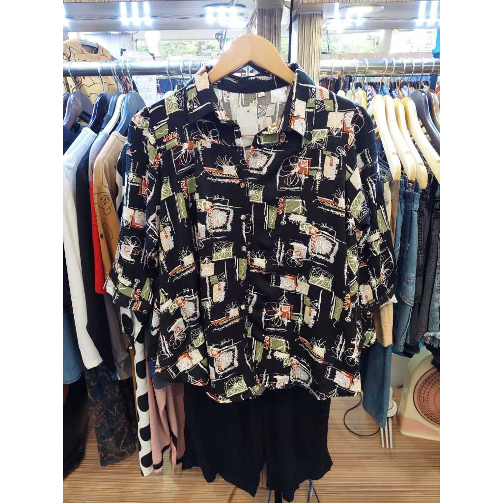 Blouse Crinkle Hitam Putih Bunga Lengan Pendek