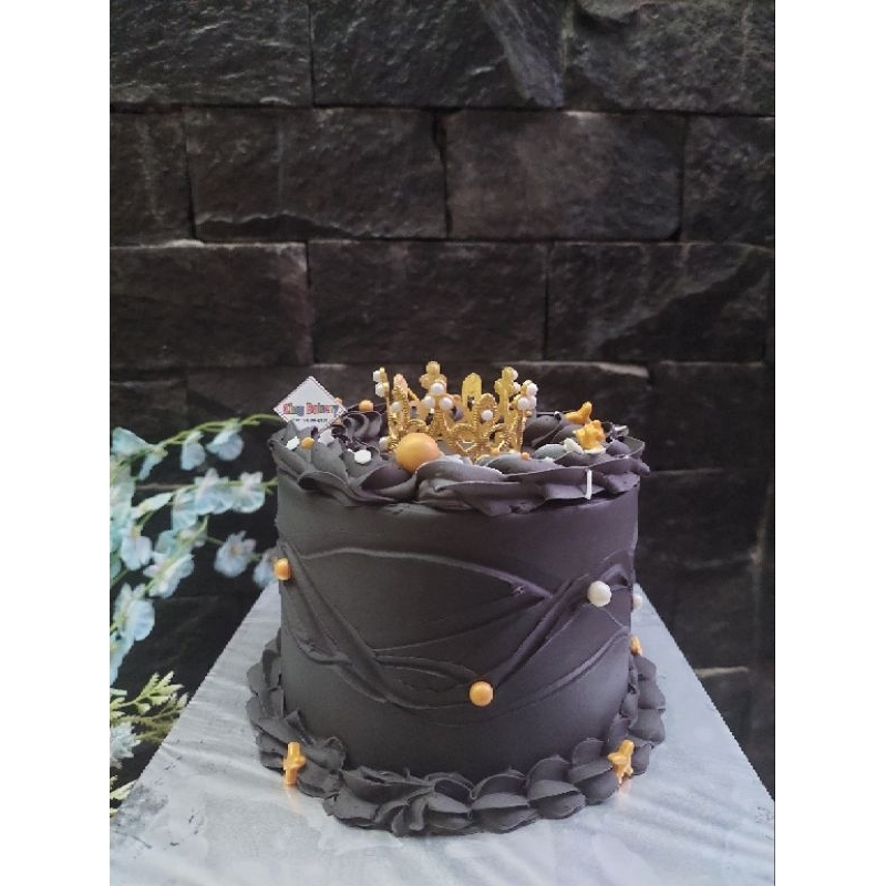 

BLACK PHANTOM CAKE WITH CROWN