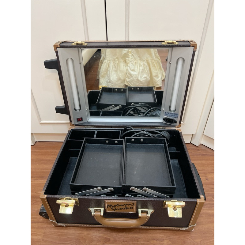 Masami Shouko Makeup Case in Brown Femme Koper Makeup