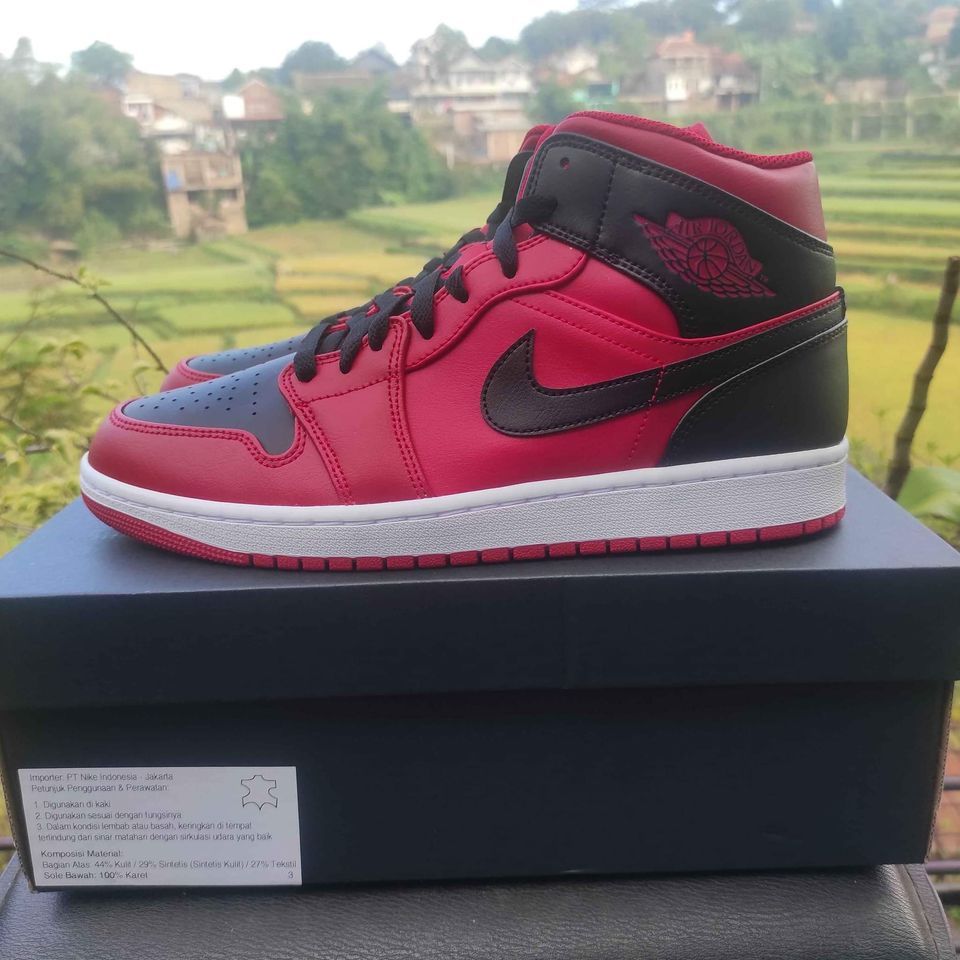 Nike Air Jordan 1 Mid Reverse Bred Size 44