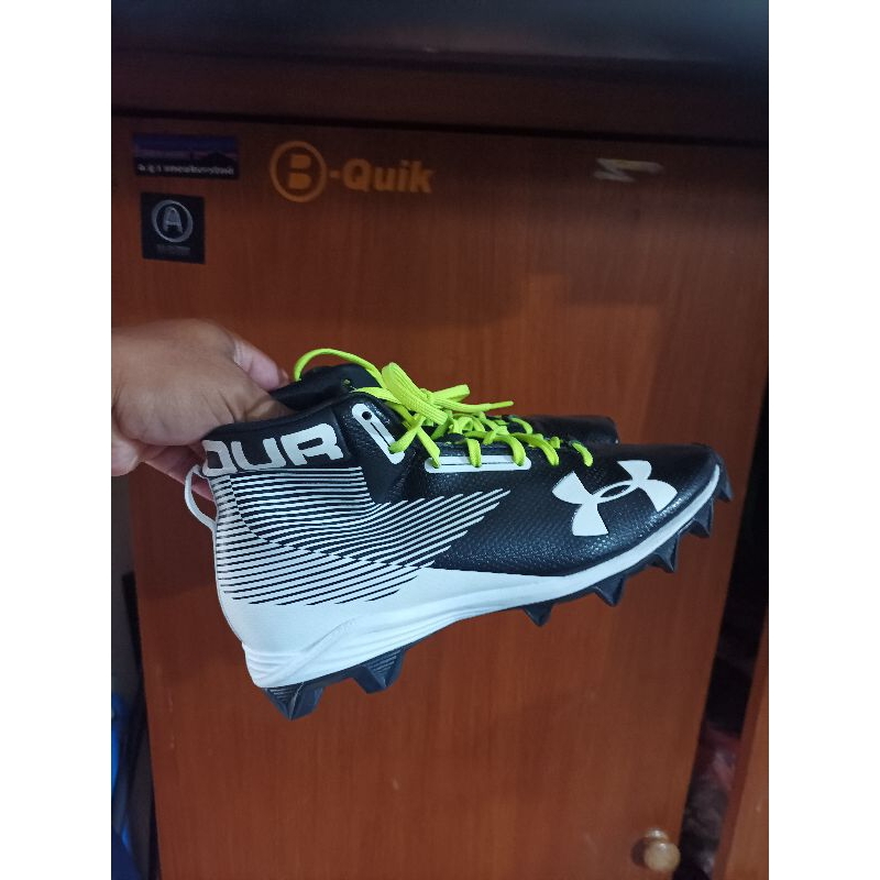 sepatu baseball under armour