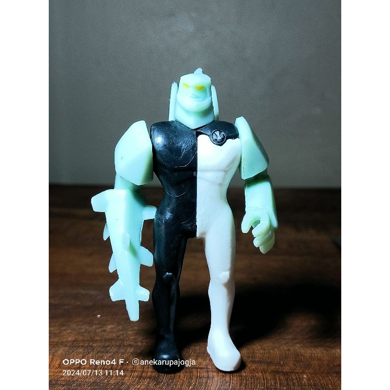 action figure alien ben 10 diamondhead
