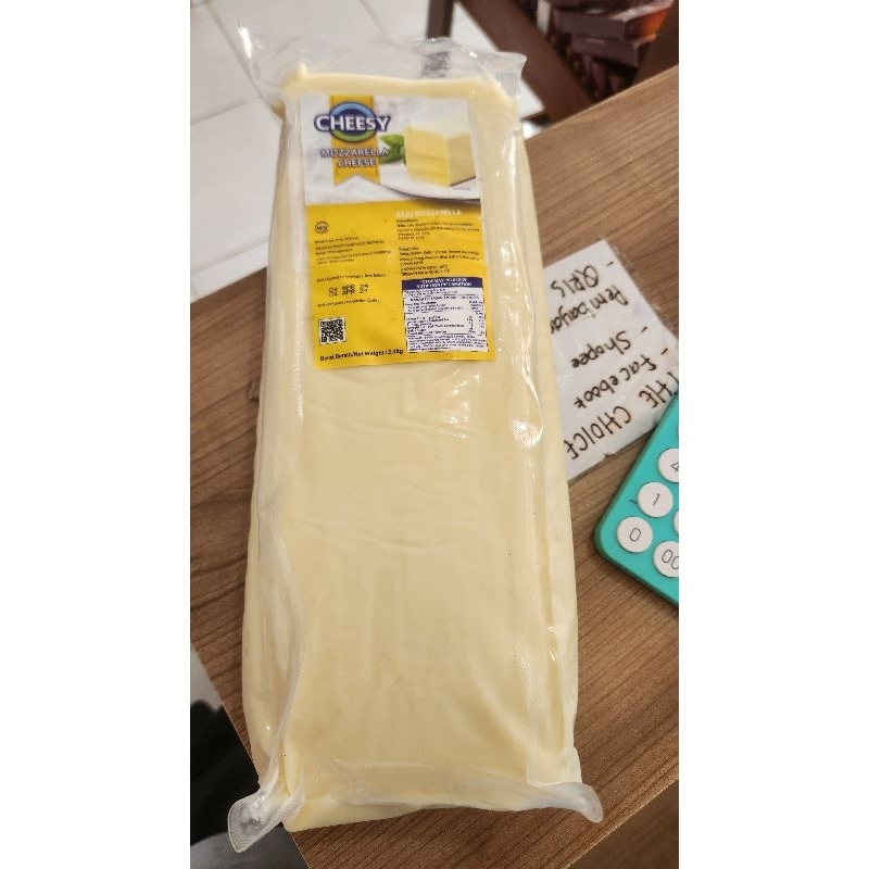 

Mozzarella Cheesse Cheesy berat 2,3kg