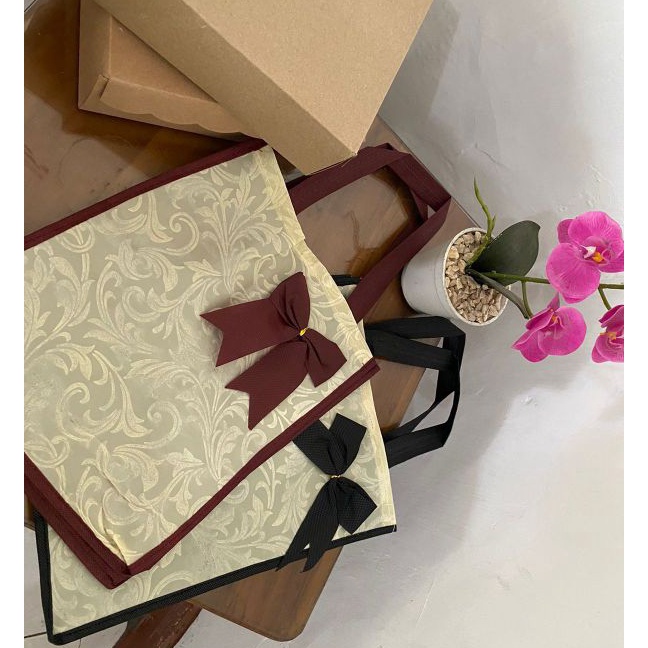 

Tawaran 1 LUSIN 12 PCS Tas Hajatan Embos Pita 22x22 cm Tas Nasi Box Tas Spunbond Tas Belanja