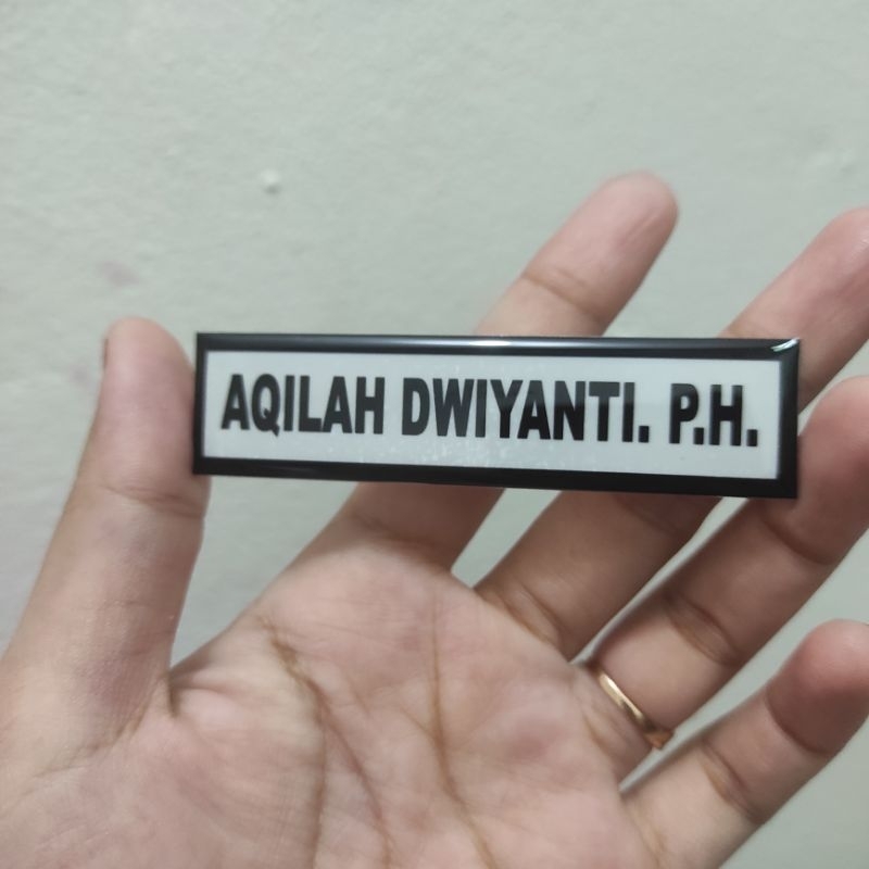 

Papan nama / nametag latar putih peniti