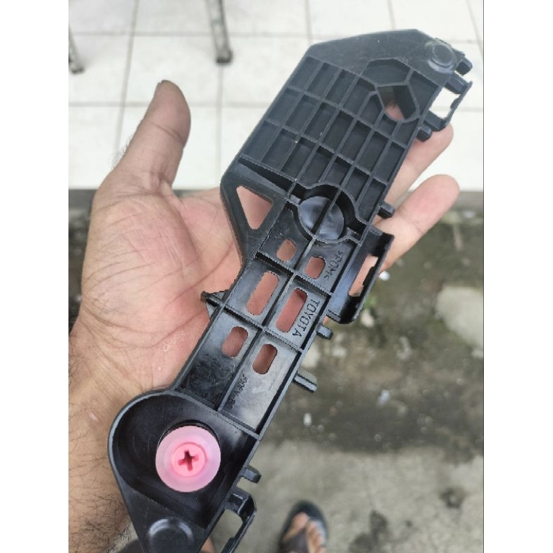 breket bamper belakang sienta original Toyota