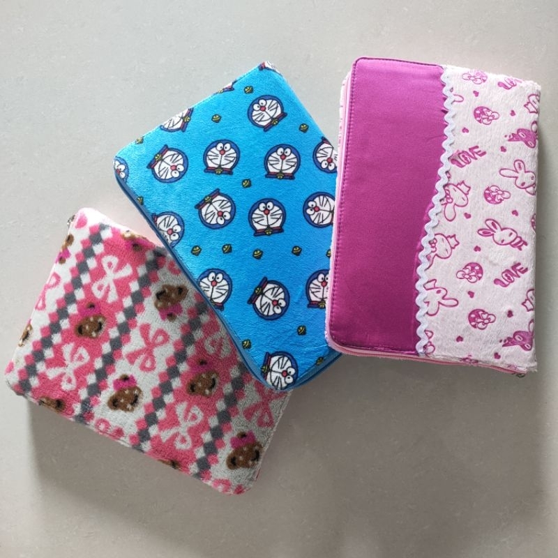 

Sampul Quran Anak Ukuran A5 21 x 15 x 3 cm - Cover Al Quran Sedang - Pouch Quran Bag Al Quran Wallet -Jaket Al Quran Anak Resleting Pink Biru - Sarung Alquran Dompet Al Quran