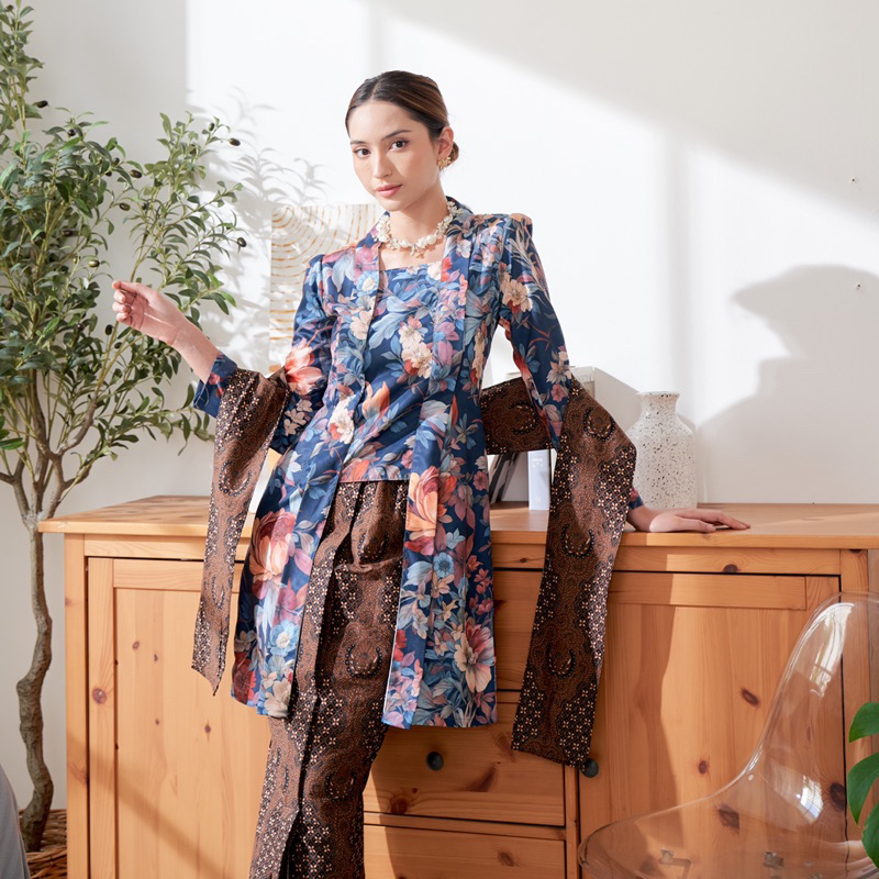 Kebaya Kutubaru Bunga Floral/ Rok Jarik Wiron Jumbo Bigsize / Kebaya Kutubaru Bunga Biru Navy