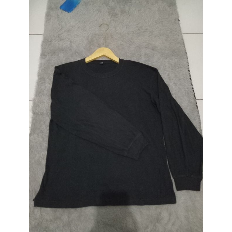 CN UNIQLO hitam polos