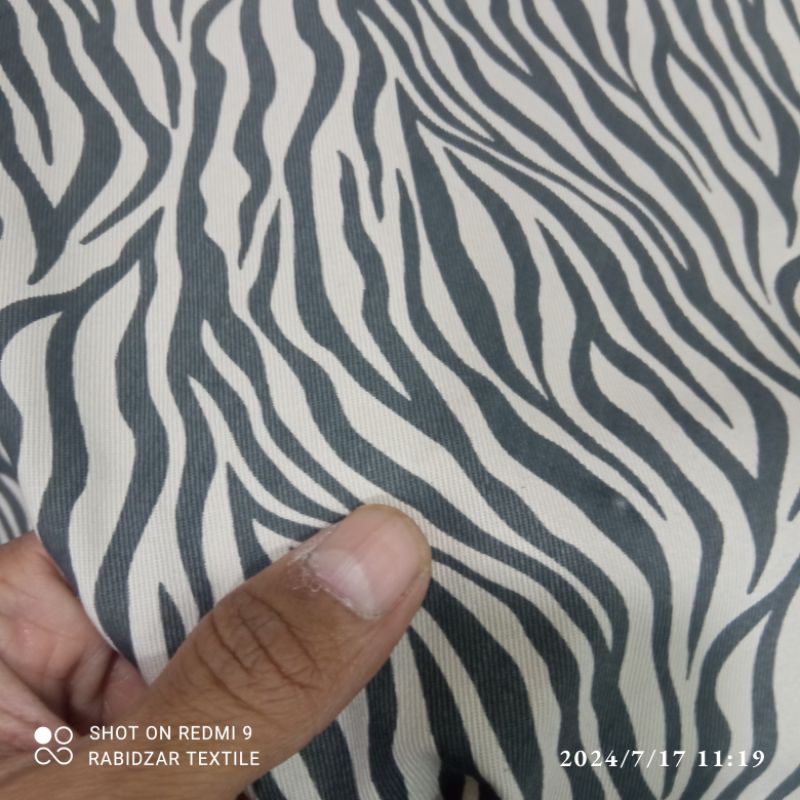 KAIN KATUN KANVAS TWILL MOTIF ZEBRA