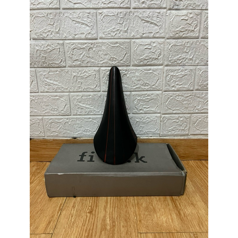 saddle Fizik volta r3 like new