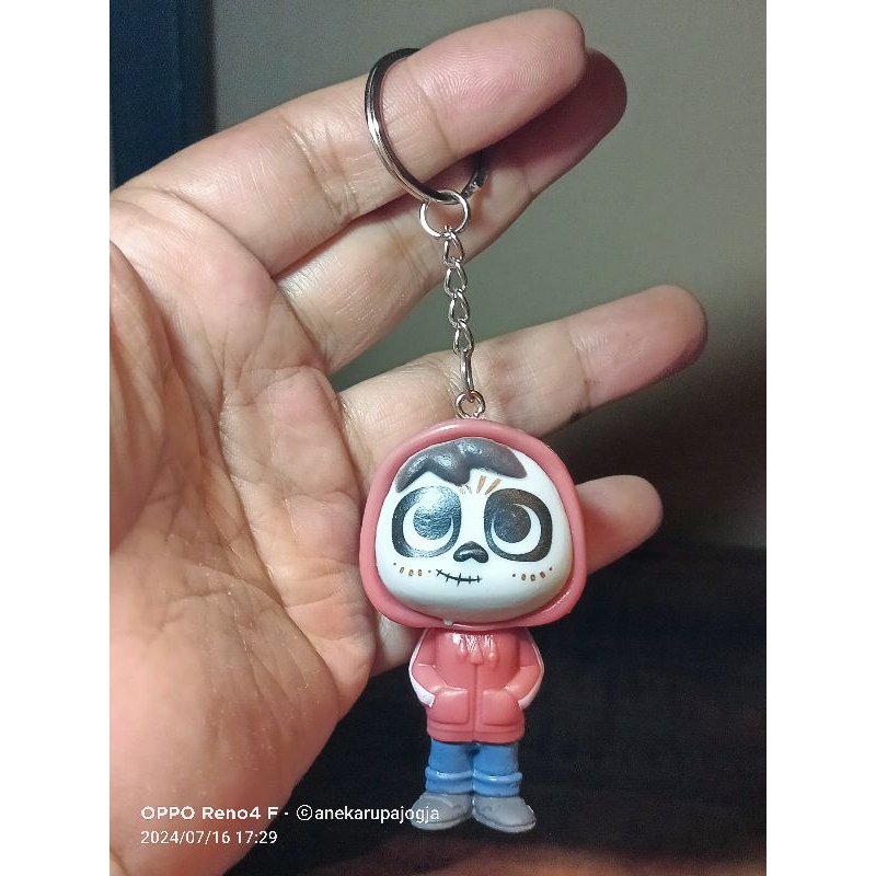 gantungan kunci action figure coco ernesto de la cruz
