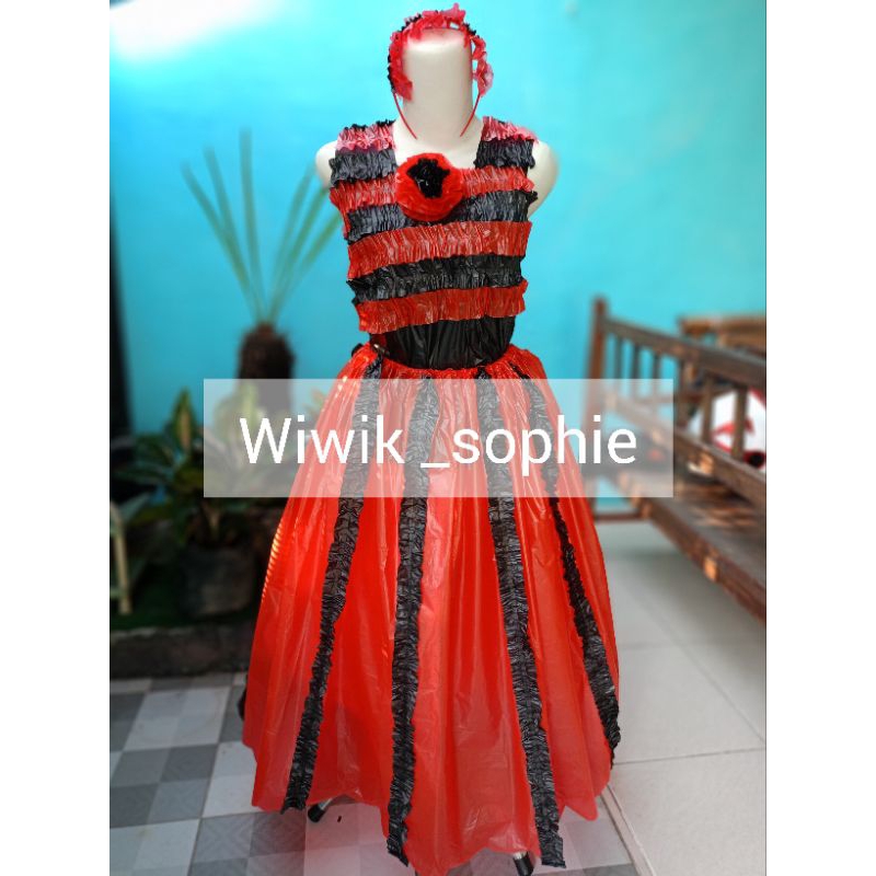 ( salur ) kostum karnaval Agustus baju daur ulang kresek