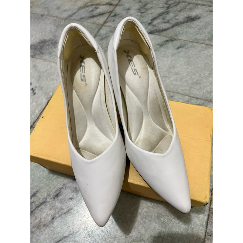 Sepatu hak wanita putih stileto xes preloved