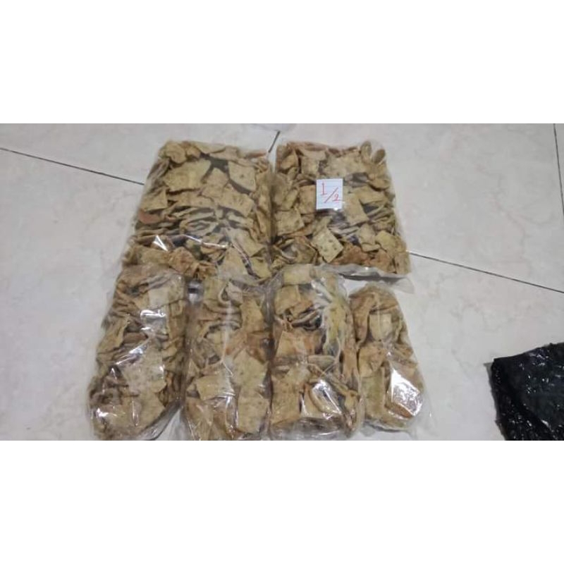 

pattek ikan (kripik ikan) khas madura